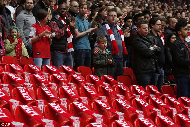 Khăn quàng tưởng nhớ 96 nạn nhân thảm họa Hillsborough đặt trên sân Wembley