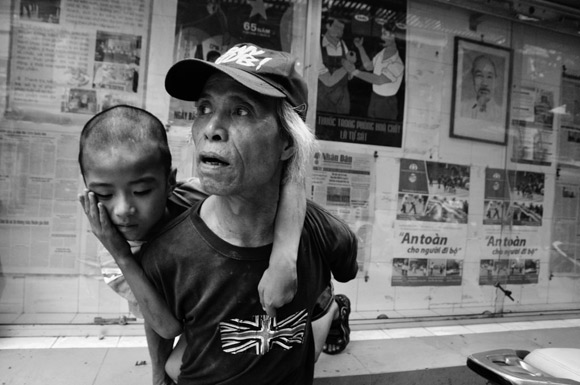 Chàng trai từ bỏ giảng đường vì niềm đam mê chụp ảnh người vô gia cư