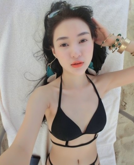 Hot girl tai tiếng Trung Quốc khoe ảnh sexy bên bãi biển 15