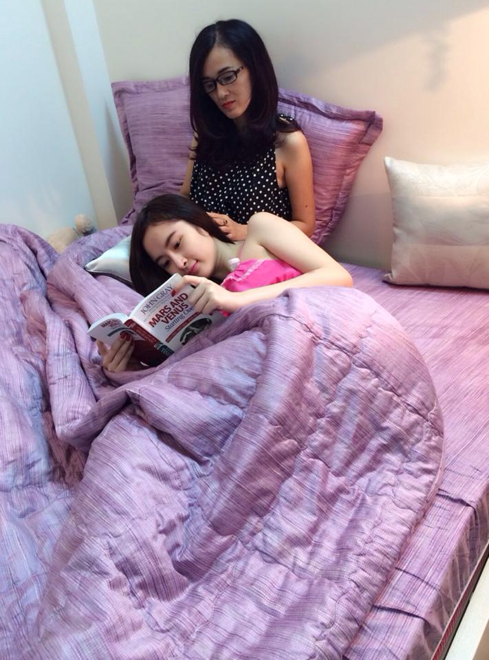 
	Angela Phương Trinh vừa chia sẻ hình ảnh đọc sách trên giường khá hạnh phúc bên mẹ.