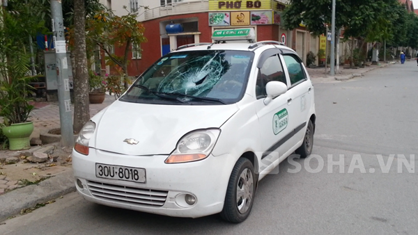 Chiếc xe taxi của hãng Mai Linh gây tai nạn bị vỡ nát kính chắn gió trên đầu xe.