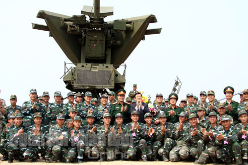 Chủ tịch nước và thủ trưởng Bộ Quốc phòng chụp ảnh lưu niệm với cán bộ chiến sĩ Sư đoàn 367 vừa hoàn thành nhiệm vụ bắn nghiệm thu tên lửa