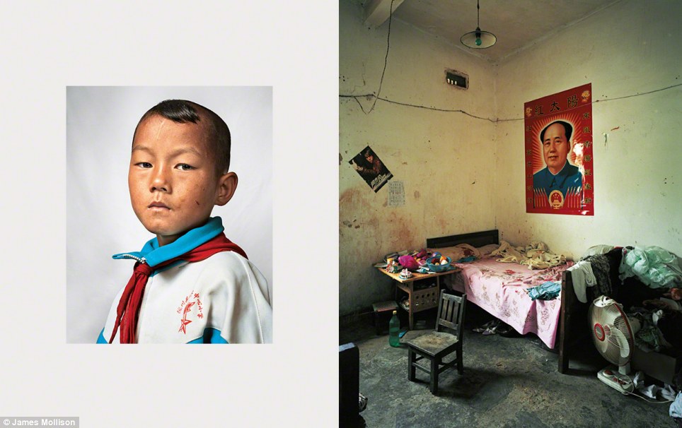 Đồng, chín già, Vân Nam, Tây Nam Trung Quốc: Đồng sống cùng cha mẹ, em gái và ông nội của ông.  Ông chia sẻ một căn phòng với em gái và cha mẹ, những người sở hữu vừa đủ đất để trồng lúa và mía của mình của mình