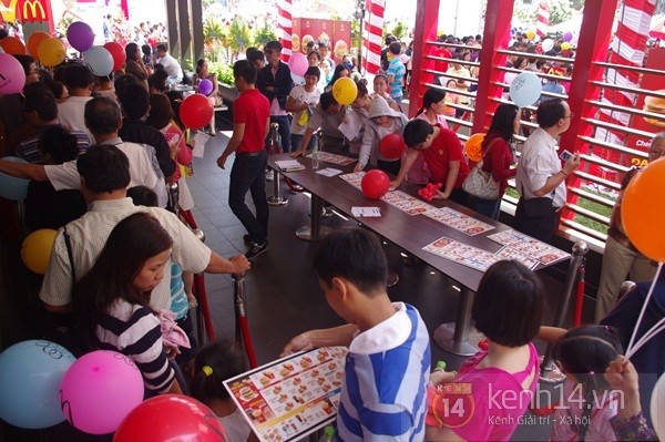 Người Sài Gòn xếp hàng dài trong nắng để được ăn Mc Donalds 16