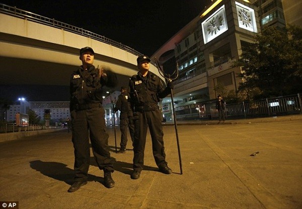 Xác người nằm la liệt trong cuộc tấn công đẫm máu tại ga Trung Quốc 16