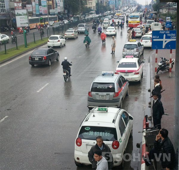 Nhiều người dân ngỡ ngàng vì hàng loạt xe taxi bị bắt tại trận.