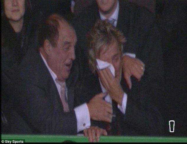  	Huyền thoại nhạc Pop, Rod Stewart, khóc khi nhìn CLB con cưng Celtic đánh bại Barca ở Champions League năm ngoái
