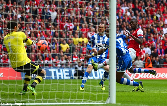 Yaya Sanogo thử tài Scott Carson