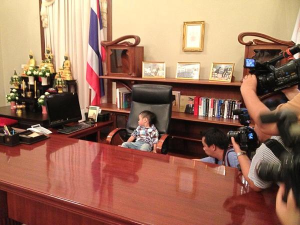 Trên giá sách trong phòng làm việc, bà Yingluck để 2 bức ảnh bà chụp với Nhà vua Thái Lan.