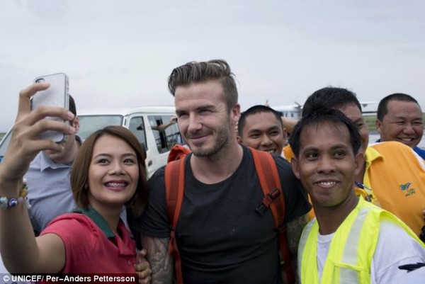 Beckham tặng thiệp Valentine cho nạn nhân bão Haiyan tại Philippines 17