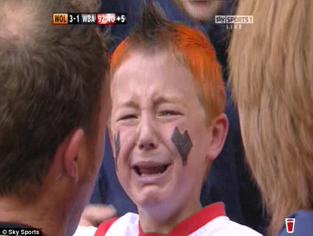  	Một fan nhí của Wolves khóc khi thấy West Brom ghi bàn dù CLB con cưng đang dẫn trước 3-0!
