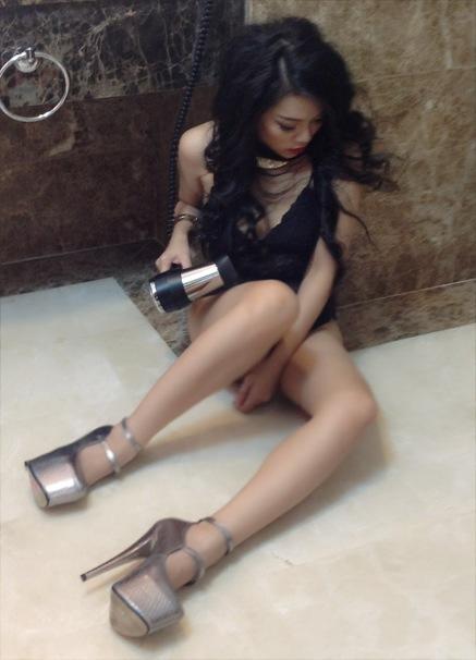 Hà Linh ngồi bệt, sấy tóc sexy trong nhà vệ sinh của khách sạn