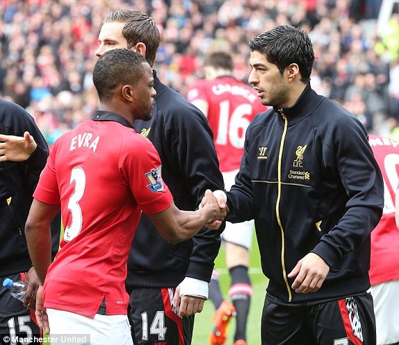 Suarez và Evra đã làm lành