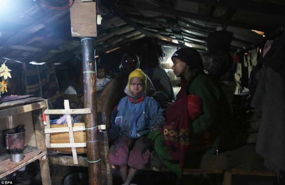 Trong nhiệt độ dưới không, gia đình này sẽ đấu tranh rõ ràng trong suốt mùa đông trong căn lều nhỏ bé của họ