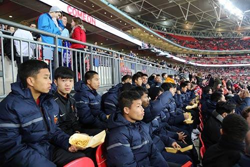 Trong lúc rảnh rỗi, U19 Việt Nam đi xem trận Stoke vs West Ham tại Premier League