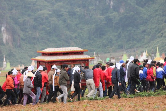 Người dân địa phương đưa em Q. về nơi an nghỉ