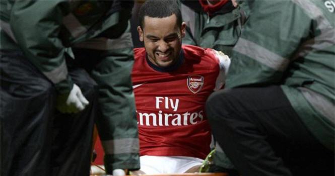 
	Walcott là cầu thủ mới nhất trở thành nạn nhân của lịch đấu bóng đá tại nước Anh