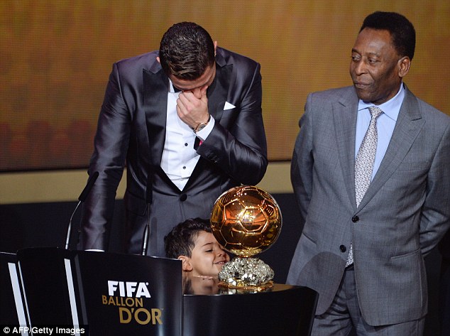  	Cris Ronaldo không ngừng sụt sịt trên bục trao giải QBV FIFA 2013