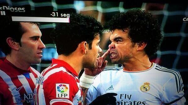Pepe bắn nước mũi về phía đối phương