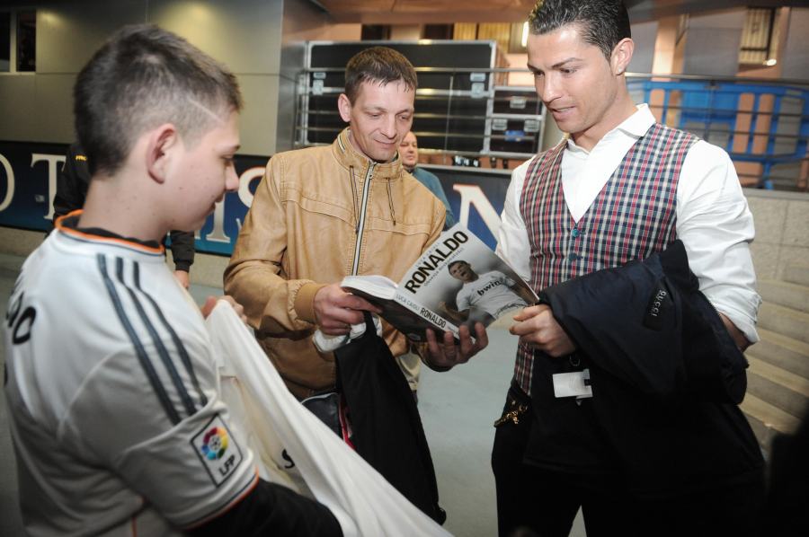 Cris Ronaldo nói chuyện với David và người thân