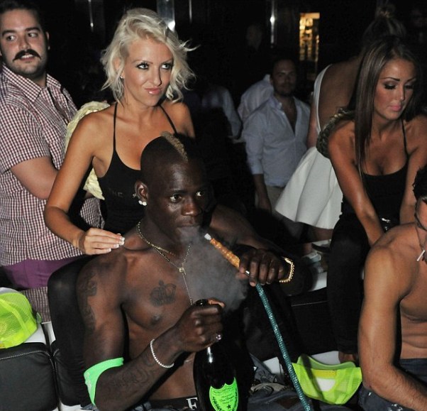 Balotelli nốc rượu, hút shisha