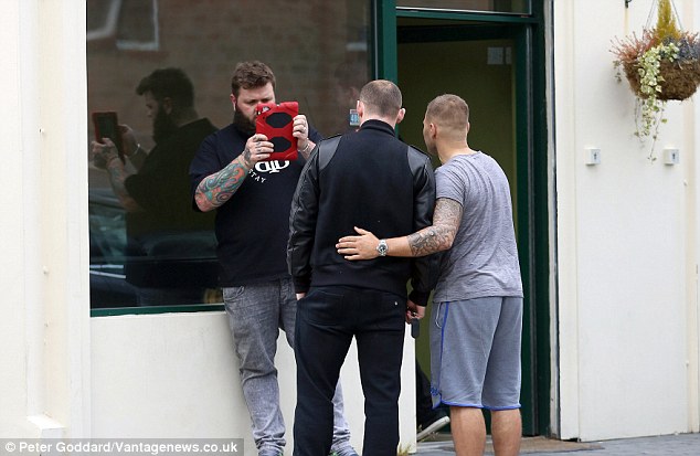 Rooney chụp ảnh với NHM vào thứ Tư vừa rồi