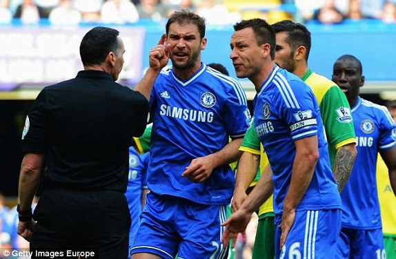 Các cầu thủ Chelsea đòi penalty bất thành
