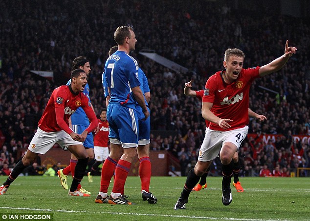 James Wilson ăn mừng bàn thắng đầu tiên cho Man United ở trận ra mắt