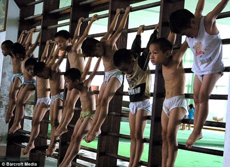 Tập huấn khắc nghiệt là điều mà rất nhiều trẻ em Trung Quốc phải chịu đựng hàng giờ, hàng ngày