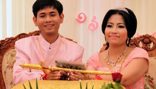 Patchata gặp chồng khi du học ở Malaysia. Ảnh: Phnom Penh Post