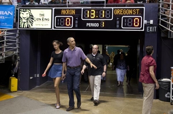  	Vào ngày thứ hai, tổng thống cùng con gái lớn Malia tới xem 	trận đấu bóng rổ giữa trường Đại học bang Oregon và trường Akron. Đội bóng Akron được huấn luyện bởi anh trai của Michelle Obama - Craig Robinson đã đánh bại đại học bang Oregon - Ảnh: AP.
