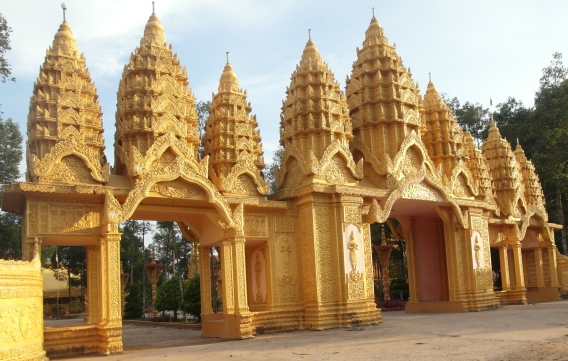 Trầm-Bê, đại-gia, xây-chùa, chơi-ngông, tài-sản, Campuchia, biệt-thự, lâu-đài, dinh-thự