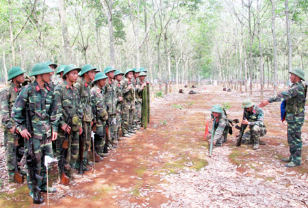 Truyền thụ kinh nghiệm chiến đấu ở Điện Biên Phủ trên bãi tập chiến thuật của Trung đội 4, Tiểu đoàn 4, Đoàn Tu Vũ.