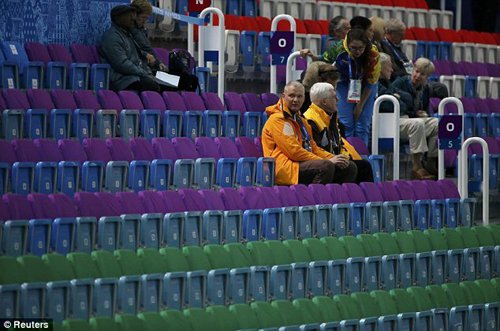 Tình nguyện viên tại Olympic Sochi phải kiêm luôn nhiệm vụ lấp ghế trống