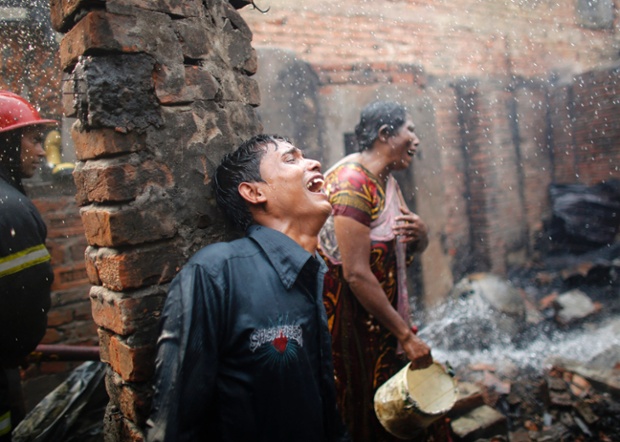 Mọi người than khóc sau khi bị mất đồ đạc trong vụ hỏa hoạn tại một khu ổ chuột ở Mirpur, Dhaka, Bangladesh.