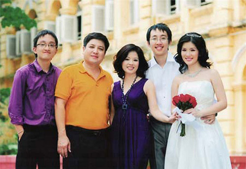 Con trai Trí Trung mặc áo tím, ngoài cùng bên trái