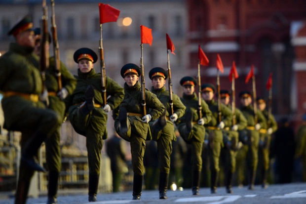 Các binh sĩ Nga tập luyện để chuẩn bị cho lễ diễu binh mừng Ngày chiến thắng ở thủ đô Moscow.