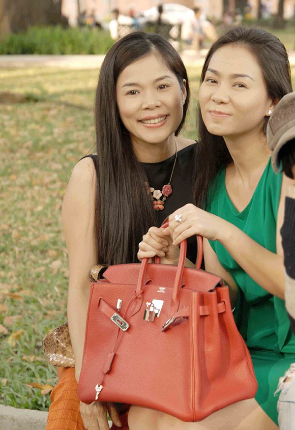 Cận cảnh chiếc túi Hermès màu cam đỏ đắt tiền của Thu Minh 