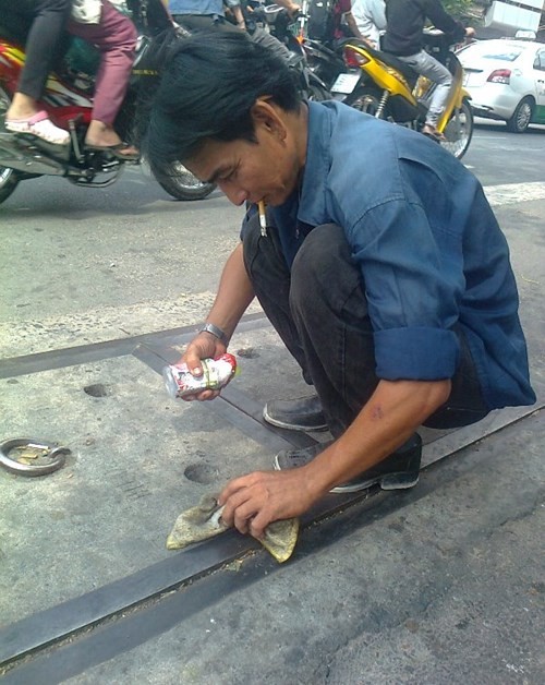 Mồi câu cá chủ yếu là những con tép nhỏ, mỗi ngày người thanh niên có thể câu được 2 đến 3kg cá 