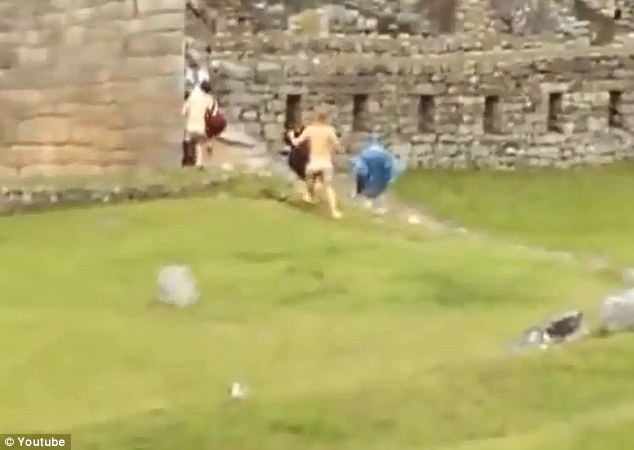 Điên dấu gạch ngang: Các streakers chạy qua khách du lịch khác tại các di tích Machu Picchu thiêng liêng