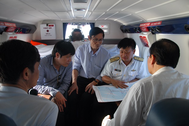 Ban chỉ đạo tìm kiếm khu vực Phú quốc kiểm tra vị trí tìm kiếm cứu nạn trên máy bay DHC-6 Hải quân nhân dân VN. Ảnh: Trọng Thiết