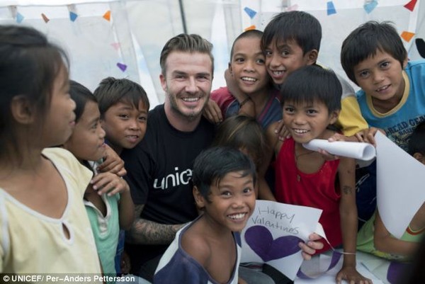 Beckham tặng thiệp Valentine cho nạn nhân bão Haiyan tại Philippines 2