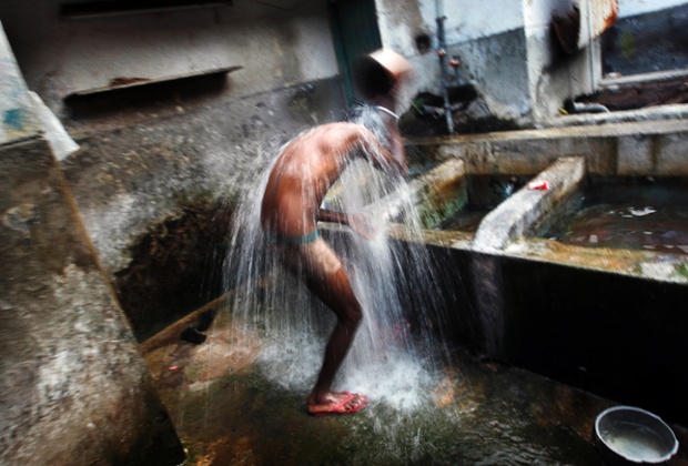 Một người đàn ông tắm trong sớm mùa đông tại một giếng nước công cộng ở Colombo, Sri Lanka.