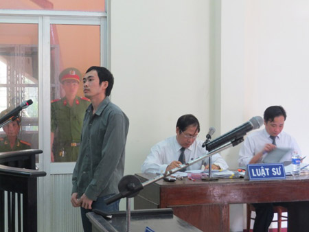Bị cáo Thành và 2 luật sư bào chữa đến từ Hà Nội