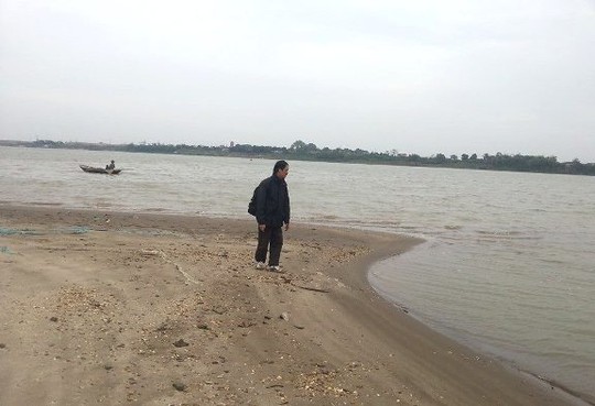 Trong quá trình tìm kiếm, gia đình nạn nhân đã thuê thuyền đi 30 km dọc sông Hồng xuôi về hạ du...