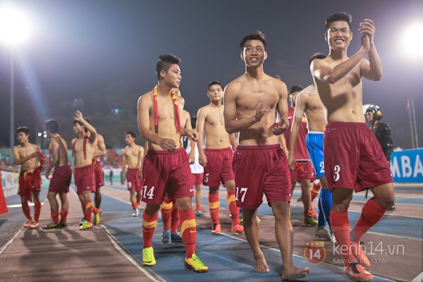 Cầu thủ U19 Việt Nam rủ nhau cởi áo tặng fan 2