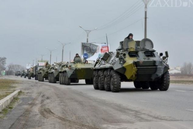 Các xe bọc thép chở quân của Nga được nhìn thấy gần Rostov (Nga), giáp biên giới Ukraine tháng 3/2014. Ảnh: Daily Mail