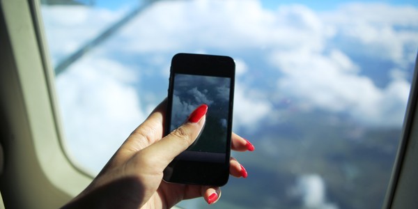 Dùng điện thoại trên máy bay có thật sự nguy hiểm? 2
