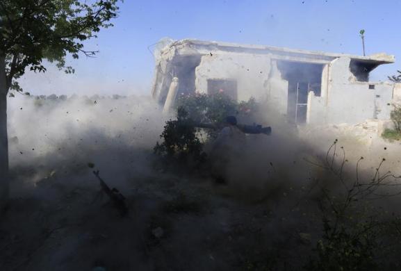 Một chiến binh phiến quân phóng rocket về phía quân đội chính phủ ở Idlib, Syria.