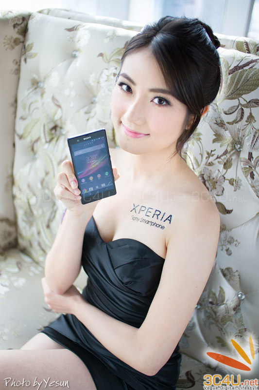 Chân dài sexy bên smartphone Sony